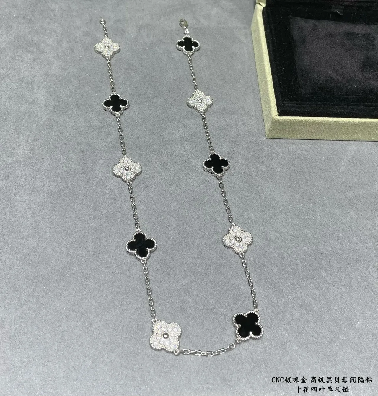 Van Cleef & Arpels Alhambra Ten Motif Colar Preto e Pedras Brancas Pavé 5
