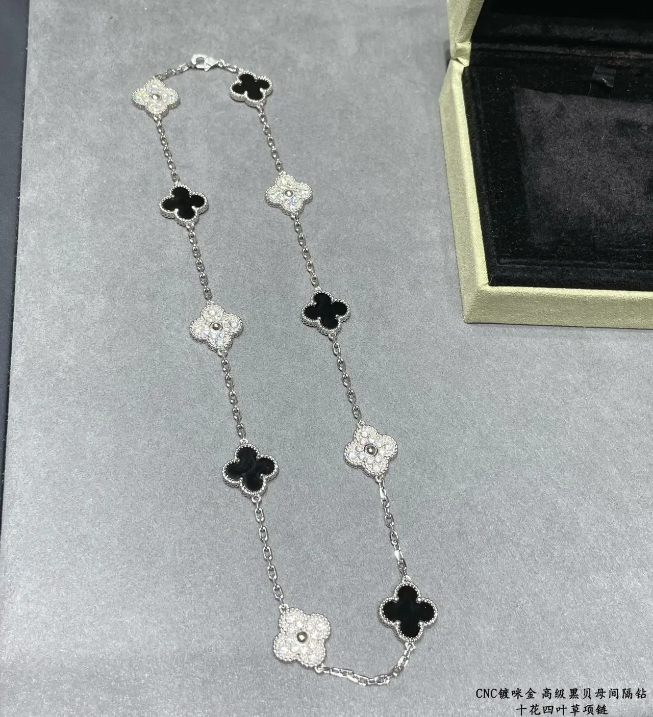Van Cleef & Arpels Alhambra Ten Motif Colar Preto e Pedras Brancas Pavé 6