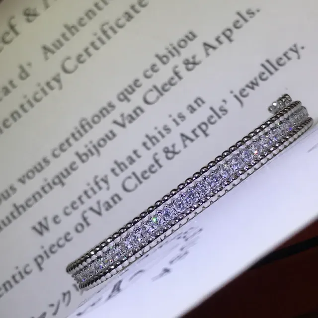 Van Cleef & Arpels Brazaletes con diamantes pavé y bordes de cuentas 3