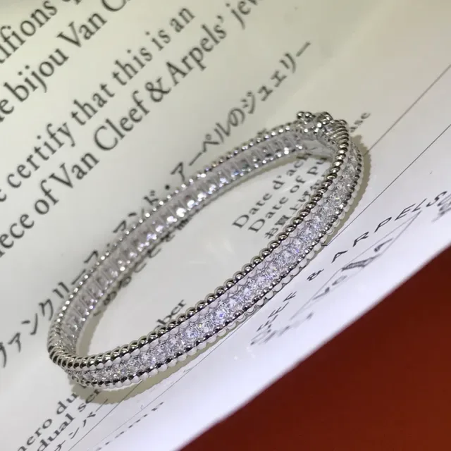 Van Cleef & Arpels Brazaletes con diamantes pavé y bordes de cuentas 4