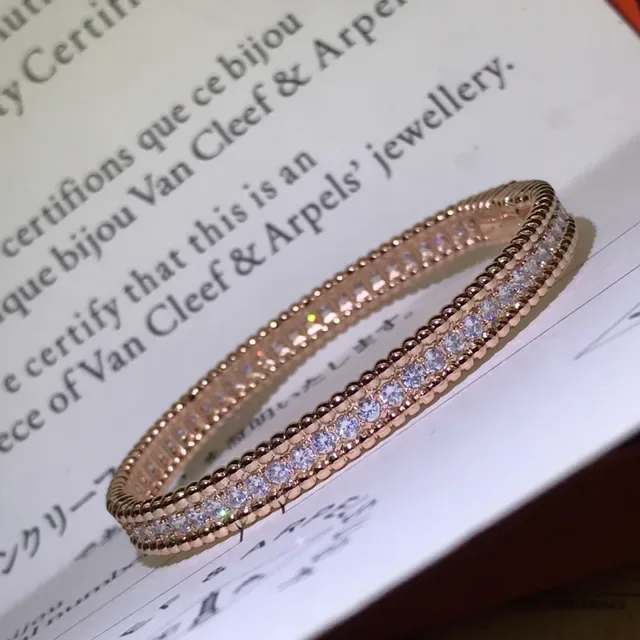 Van Cleef & Arpels Brazaletes con diamantes pavé y bordes de cuentas 6