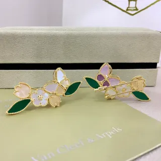 Van Cleef & Arpels फ्लोरल मोटिफ गोल्ड-टोन मदर-ऑफ-पर्ल और ग्रीन स्टोन ब्रोचेस