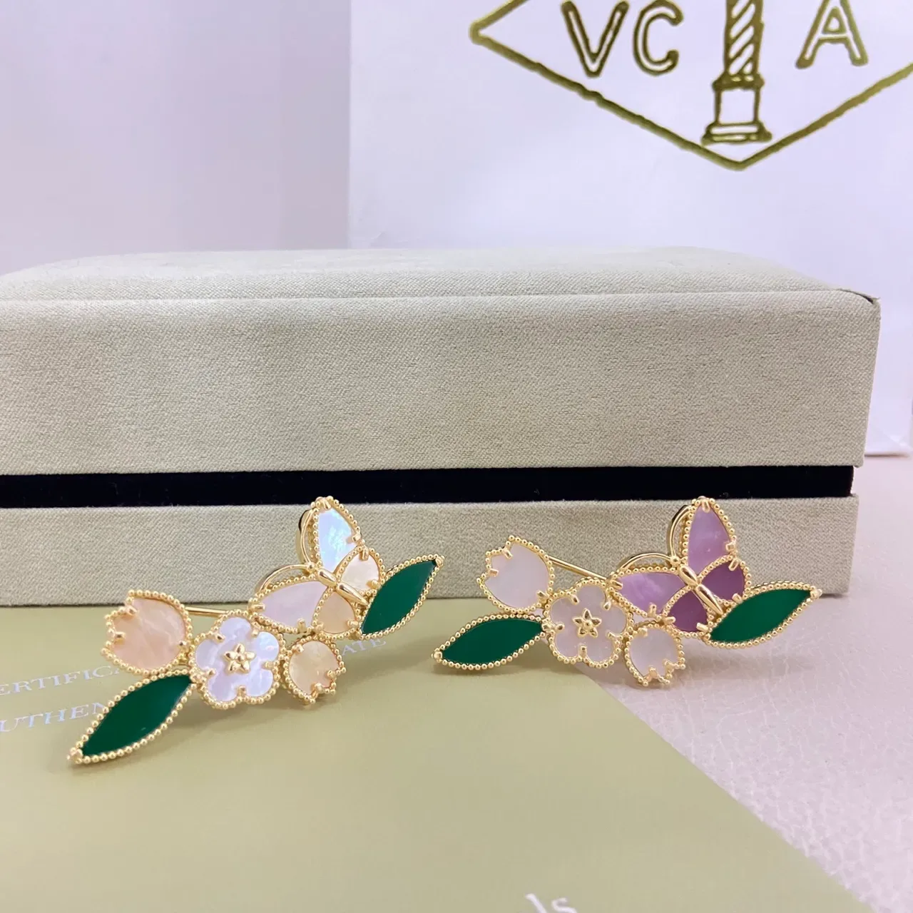 Van Cleef & Arpels Broches à motif floral en ton doré et mère de perle et pierre verte 2