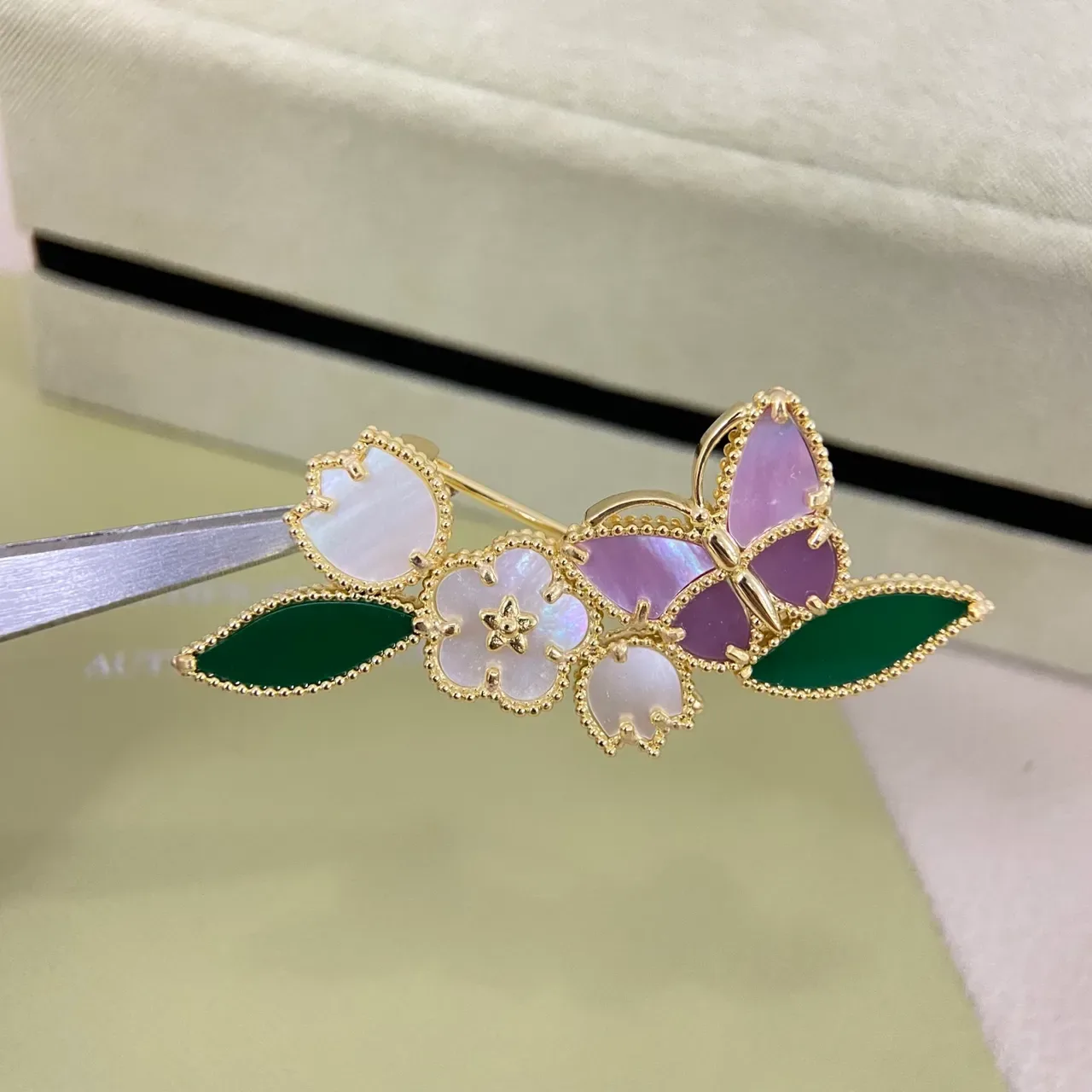 Van Cleef & Arpels Broches à motif floral en ton doré et mère de perle et pierre verte 3