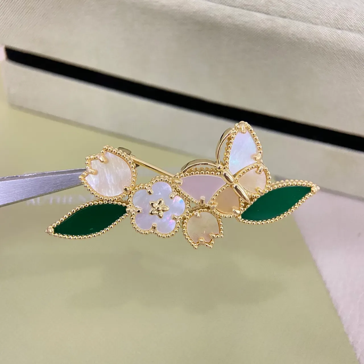 Van Cleef & Arpels Broches à motif floral en ton doré et mère de perle et pierre verte 4