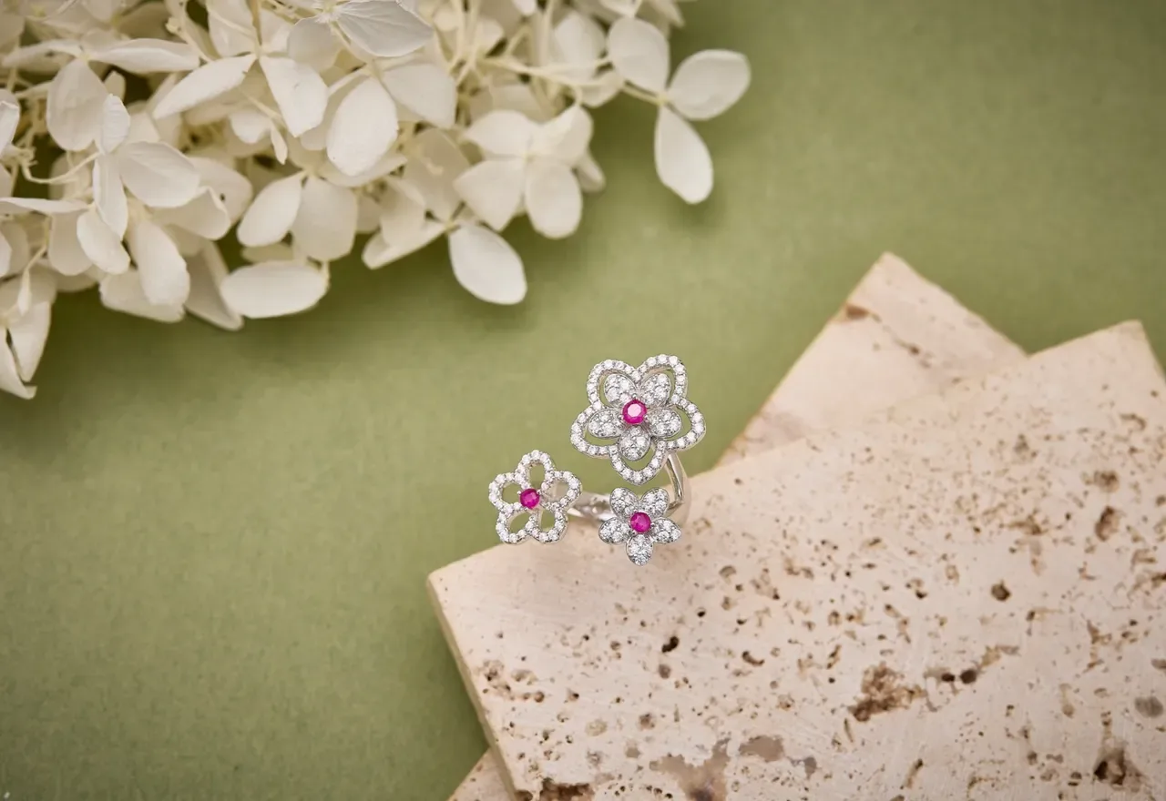 Van Cleef & Arpels Frivole White Pink Flower-Shaped Pavé-Set Diamonds Ring 2