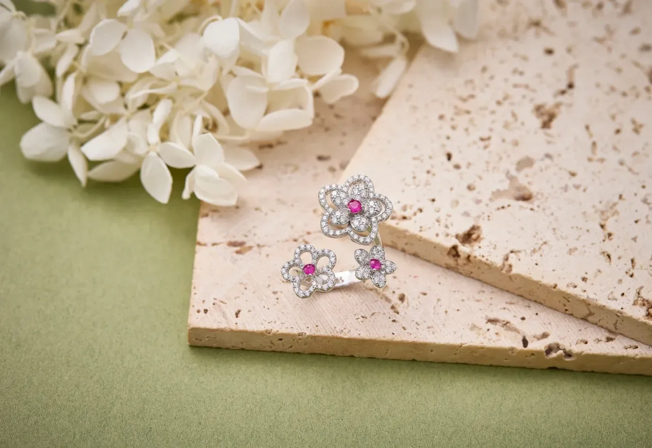 Van Cleef & Arpels Frivole White Pink Flower-Shaped Pavé-Set Diamonds Ring 3