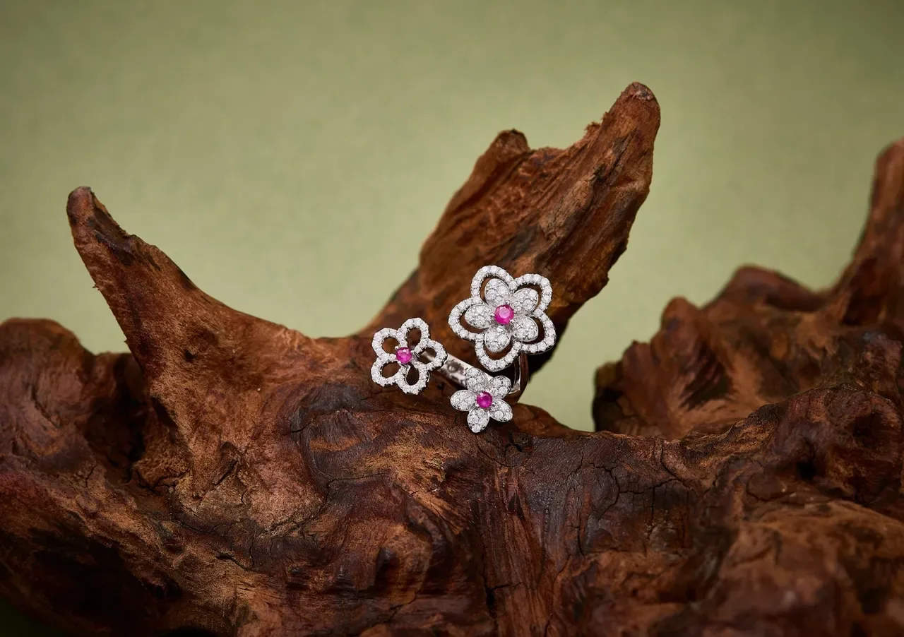 Van Cleef & Arpels Frivole White Pink Flower-Shaped Pavé-Set Diamonds Ring 5