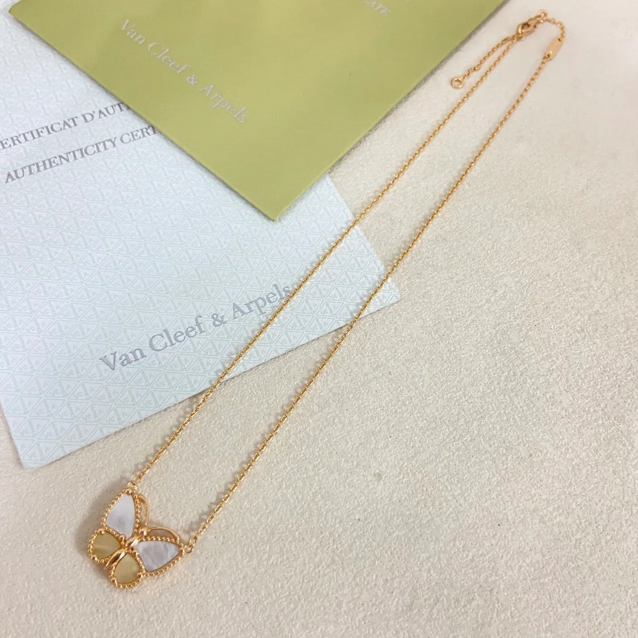Van Cleef & Arpels 金色米色蝴蝶轮廓缝边珠饰项链 2