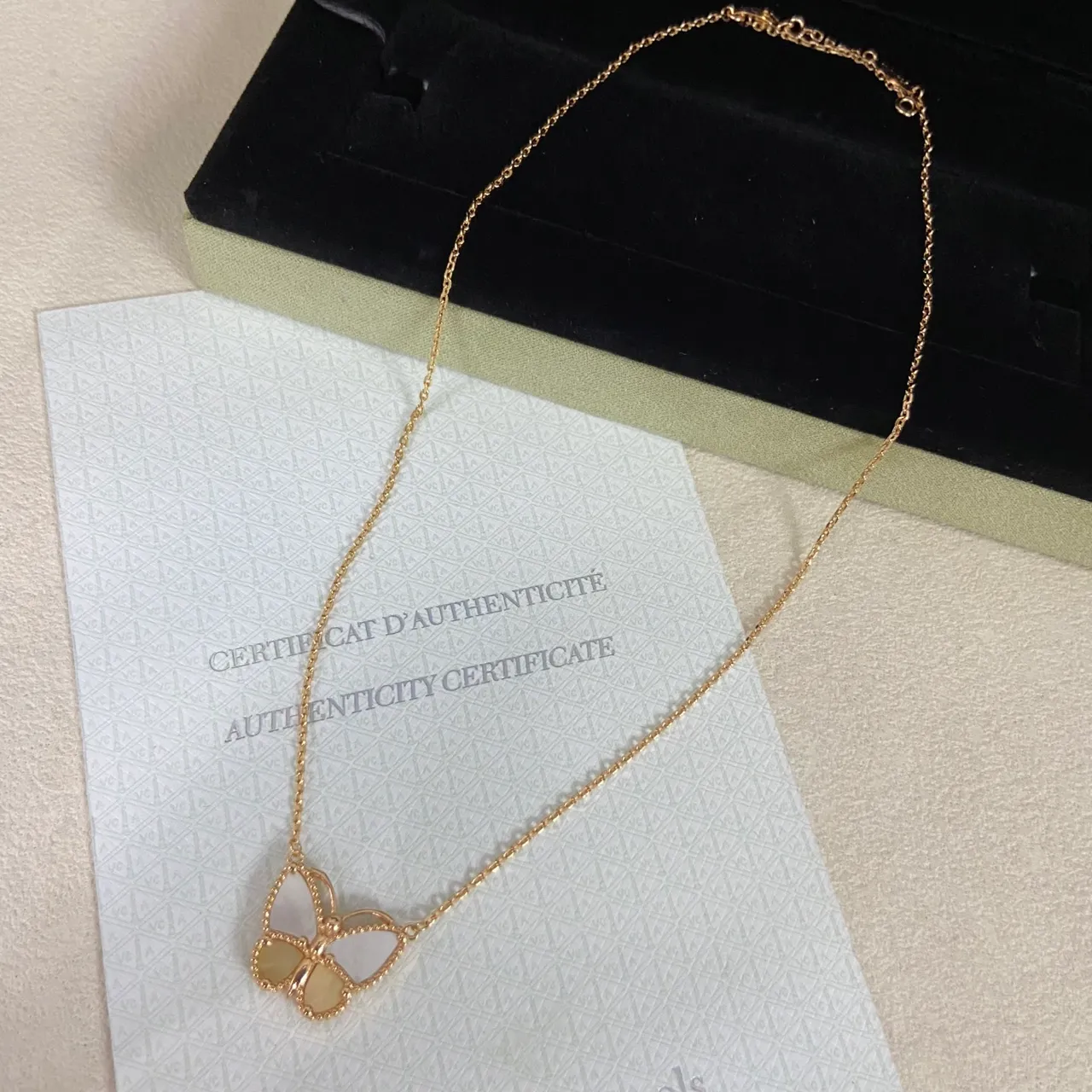 Van Cleef & Arpels 金色米色蝴蝶轮廓缝边珠饰项链 3