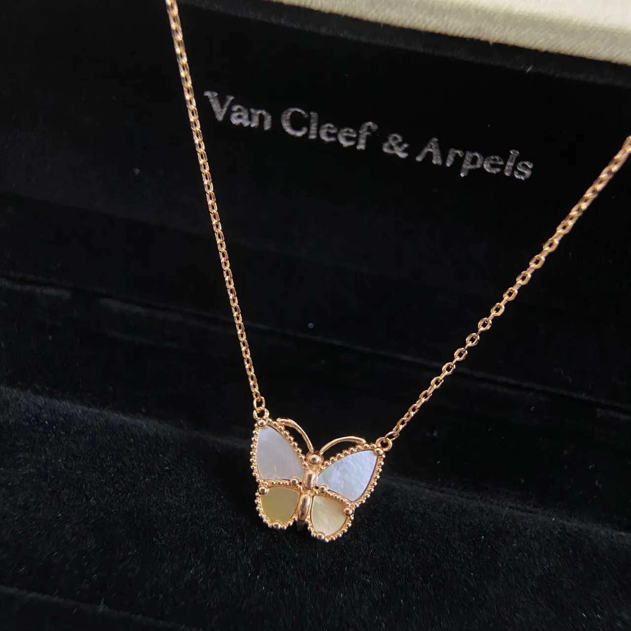 Van Cleef & Arpels 金色米色蝴蝶轮廓缝边珠饰项链 4