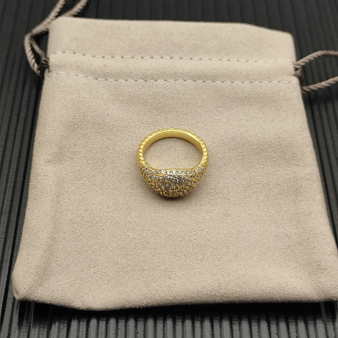 Van Cleef & Arpels Ouro Branco Pavé-Set Assimétrico Anel de Cúpula 5