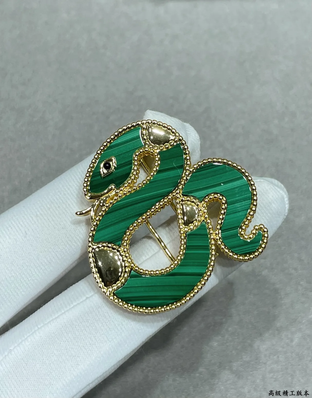 Van Cleef & Arpels ذهب أخضر شكل أفعى ملتفة نقش إيمل مالاخايت بروش 4