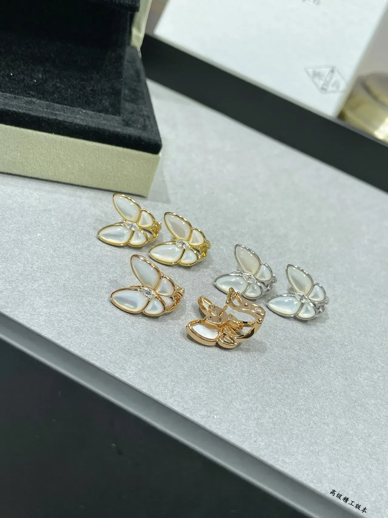Van Cleef & Arpels Papillon Butterfly Brincos de Madre-Pérola e Diamante 3
