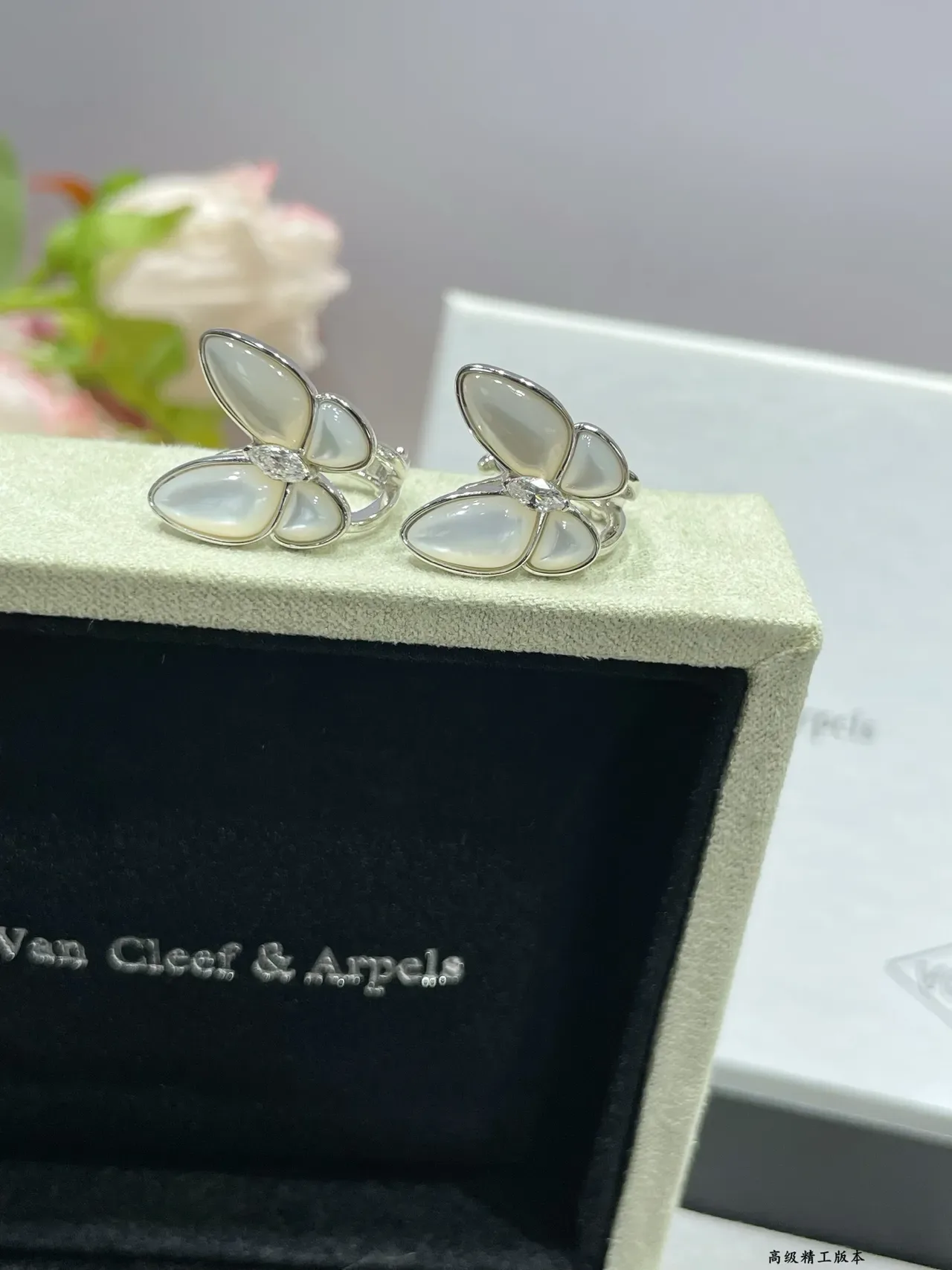 Van Cleef & Arpels Papillon Butterfly Brincos de Madre-Pérola e Diamante 6