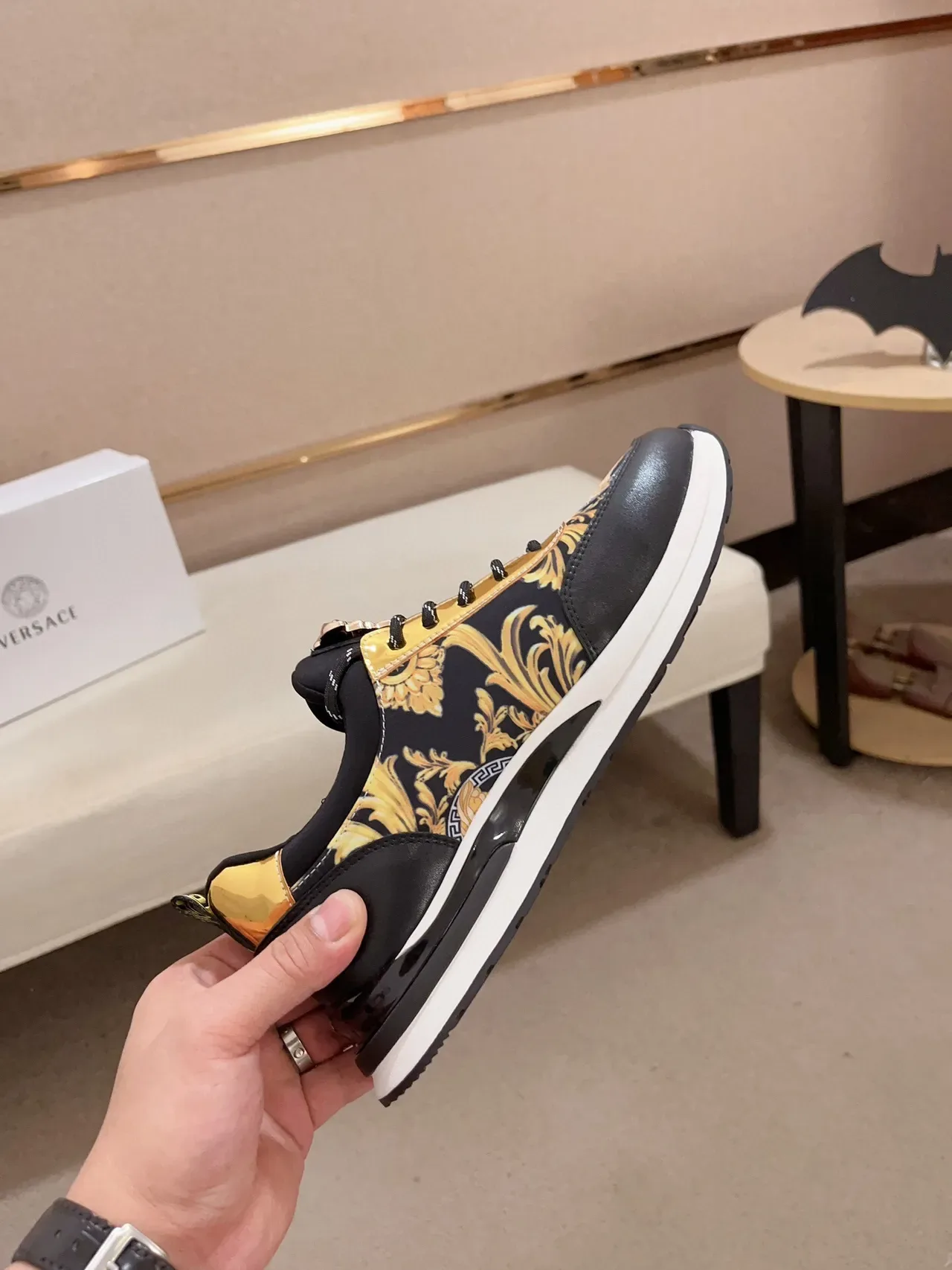 Versace Chain Reaction কালো ও সোনালি ব্যারোক প্রিন্ট লাইফস্টাইল স্নিকার 5