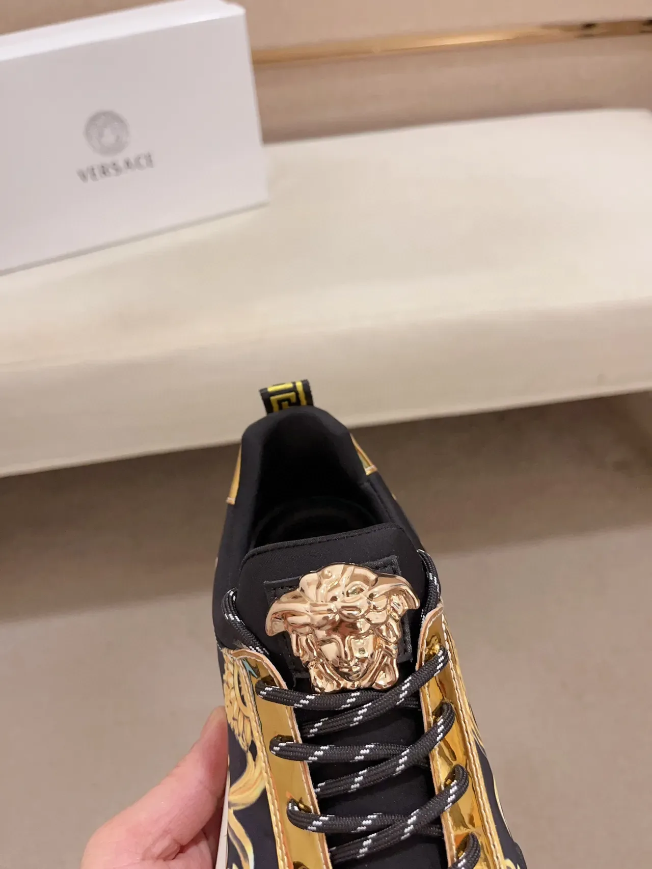 Versace Chain Reaction কালো ও সোনালি ব্যারোক প্রিন্ট লাইফস্টাইল স্নিকার 6