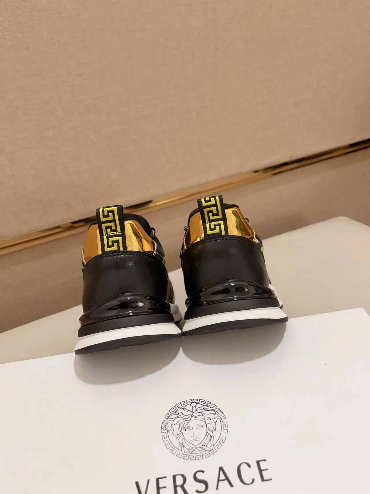 Versace Chain Reaction কালো ও সোনালি ব্যারোক প্রিন্ট লাইফস্টাইল স্নিকার 8