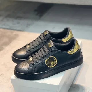 Versace Chain Reaction काली और सुनहरी लाइफस्टाइल स्नीकर