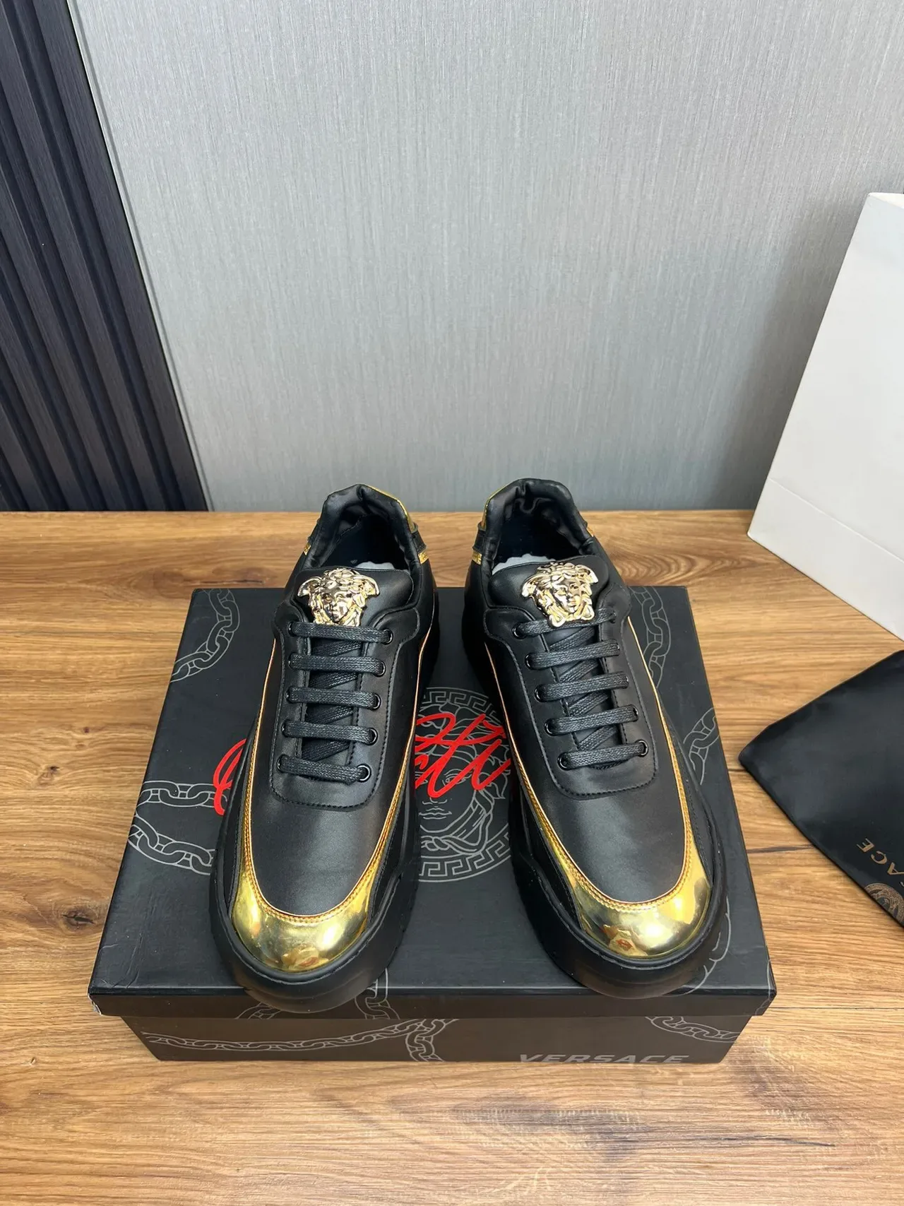 Versace Chain Reaction Zapatillas Lifestyle Negro y Oro 2