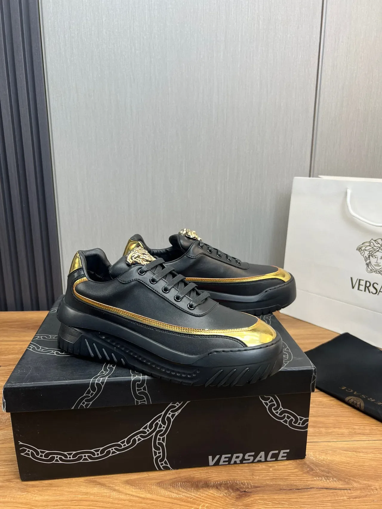Versace Chain Reaction Zapatillas Lifestyle Negro y Oro 3
