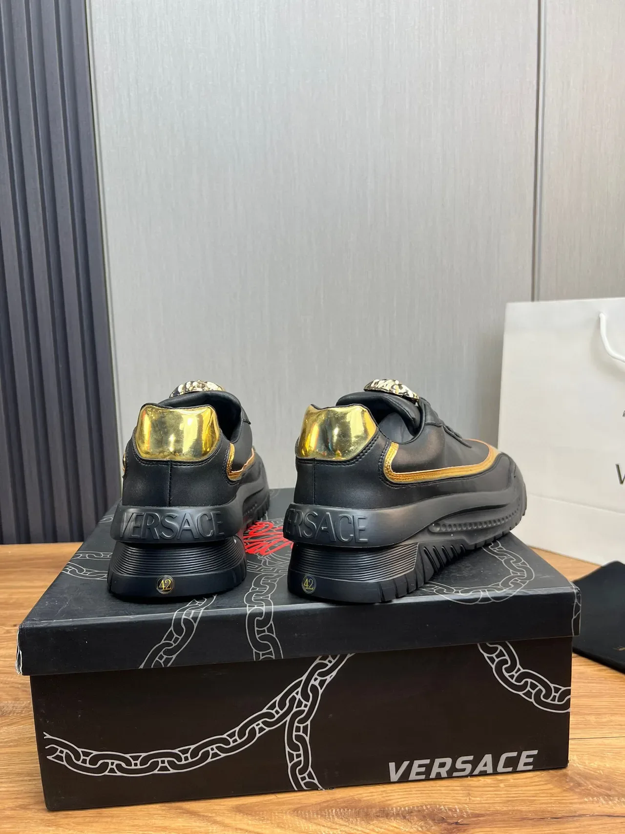 Versace Chain Reaction Zapatillas Lifestyle Negro y Oro 4