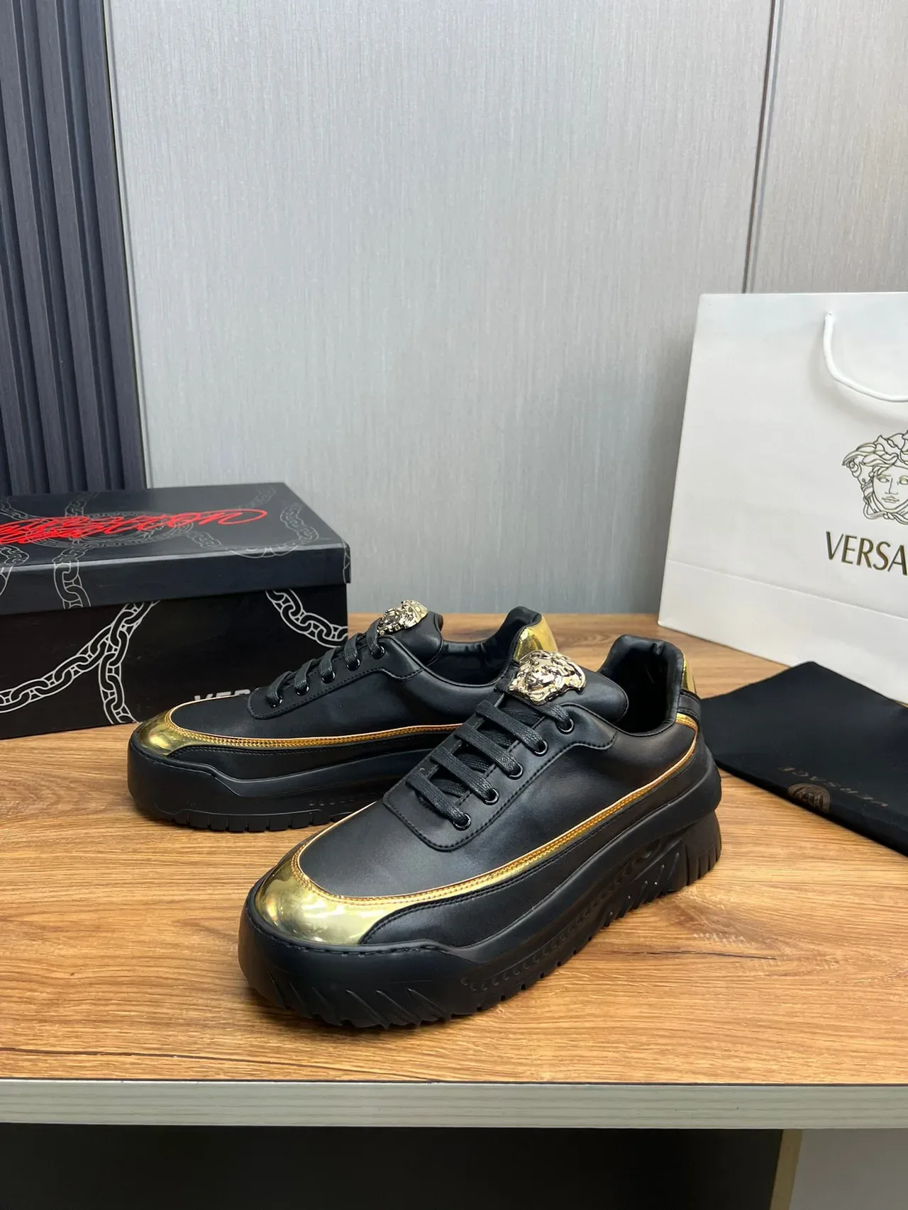 Versace Chain Reaction Zapatillas Lifestyle Negro y Oro 5