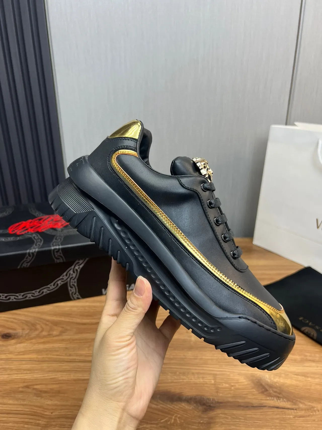 Versace Chain Reaction Zapatillas Lifestyle Negro y Oro 6