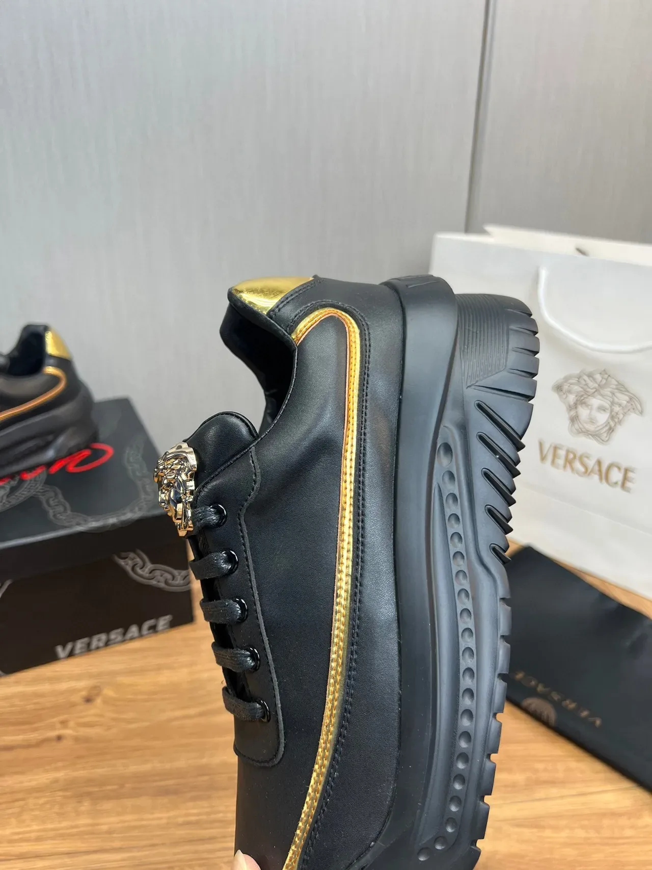 Versace Chain Reaction Zapatillas Lifestyle Negro y Oro 7