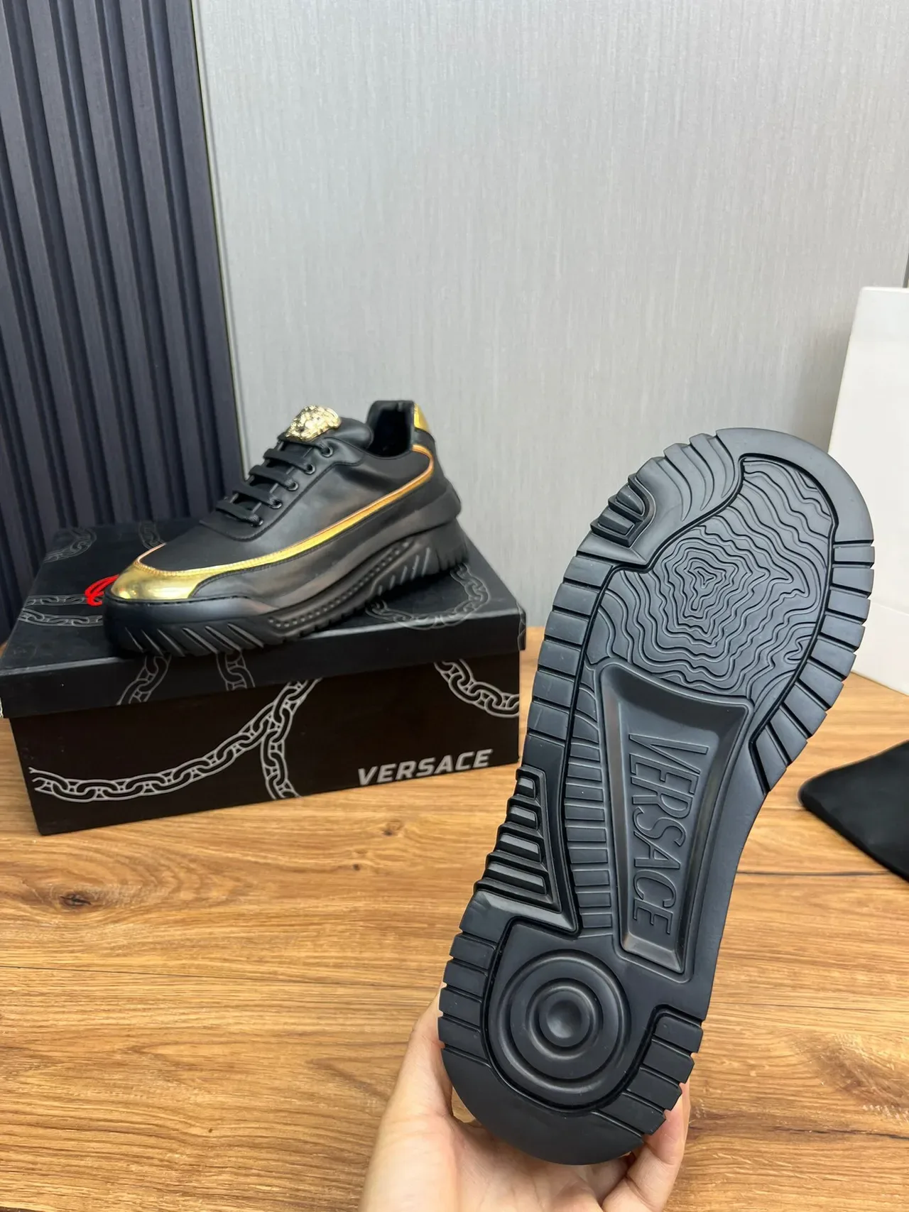 Versace Chain Reaction Zapatillas Lifestyle Negro y Oro 8