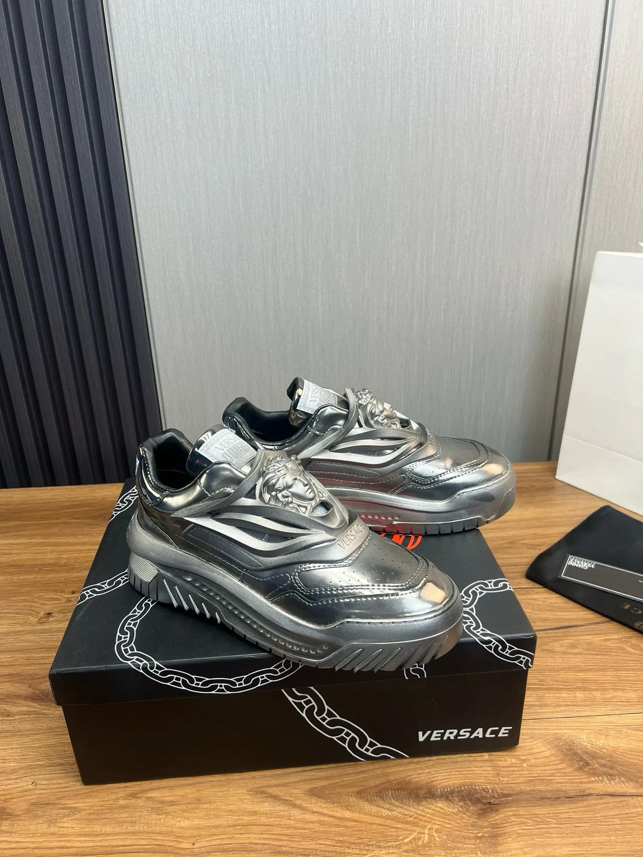 Versace Chain Reaction 金属银色厚底运动鞋 2