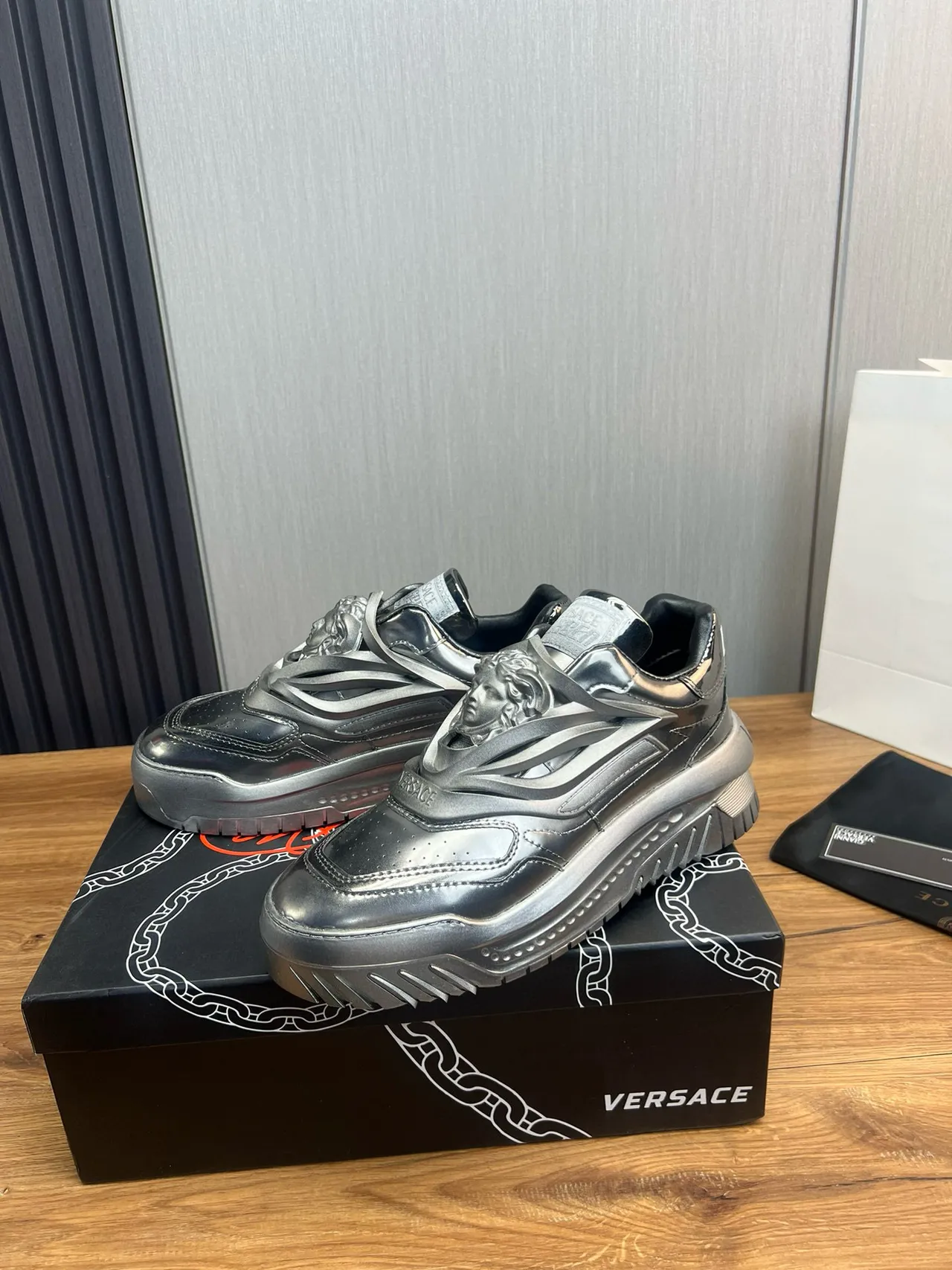 Versace Chain Reaction 金属银色厚底运动鞋 3