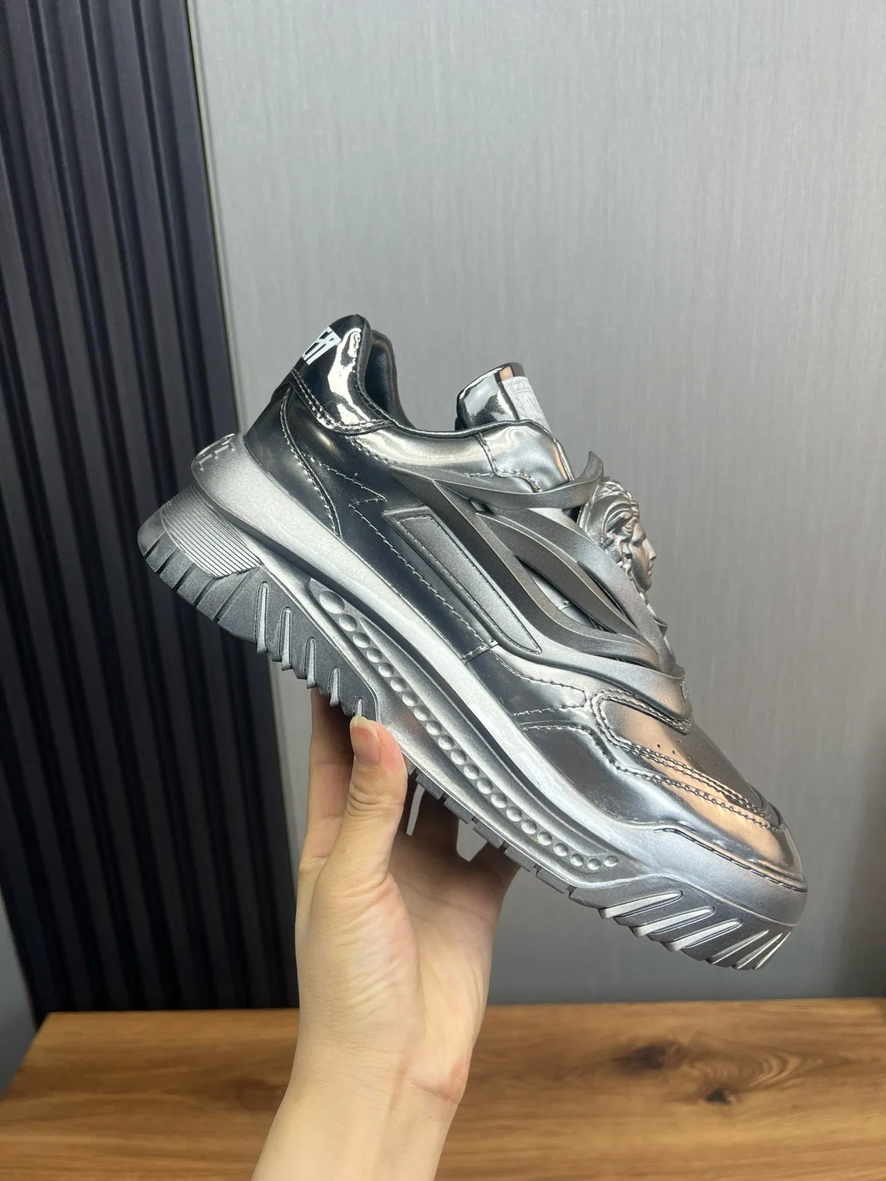 Versace Chain Reaction 金属银色厚底运动鞋 4