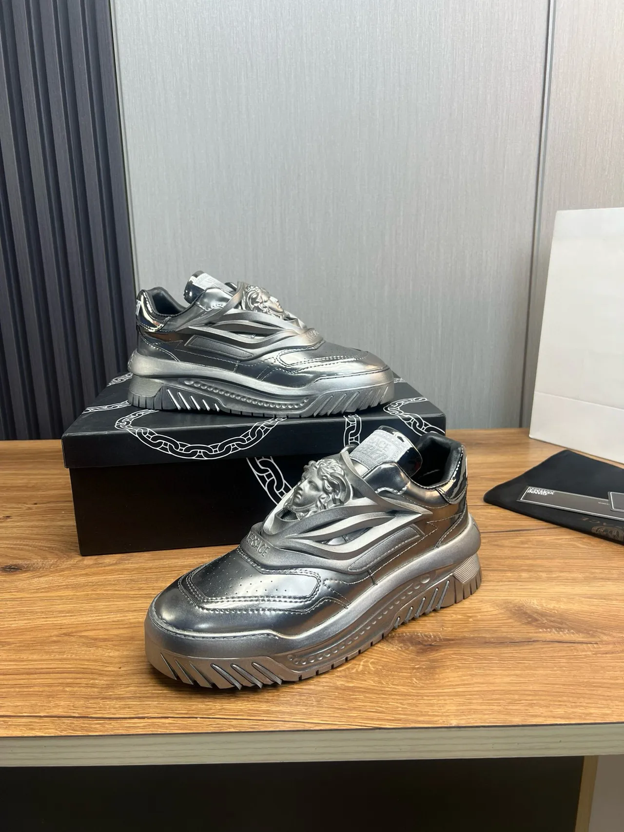 Versace Chain Reaction 金属银色厚底运动鞋 6