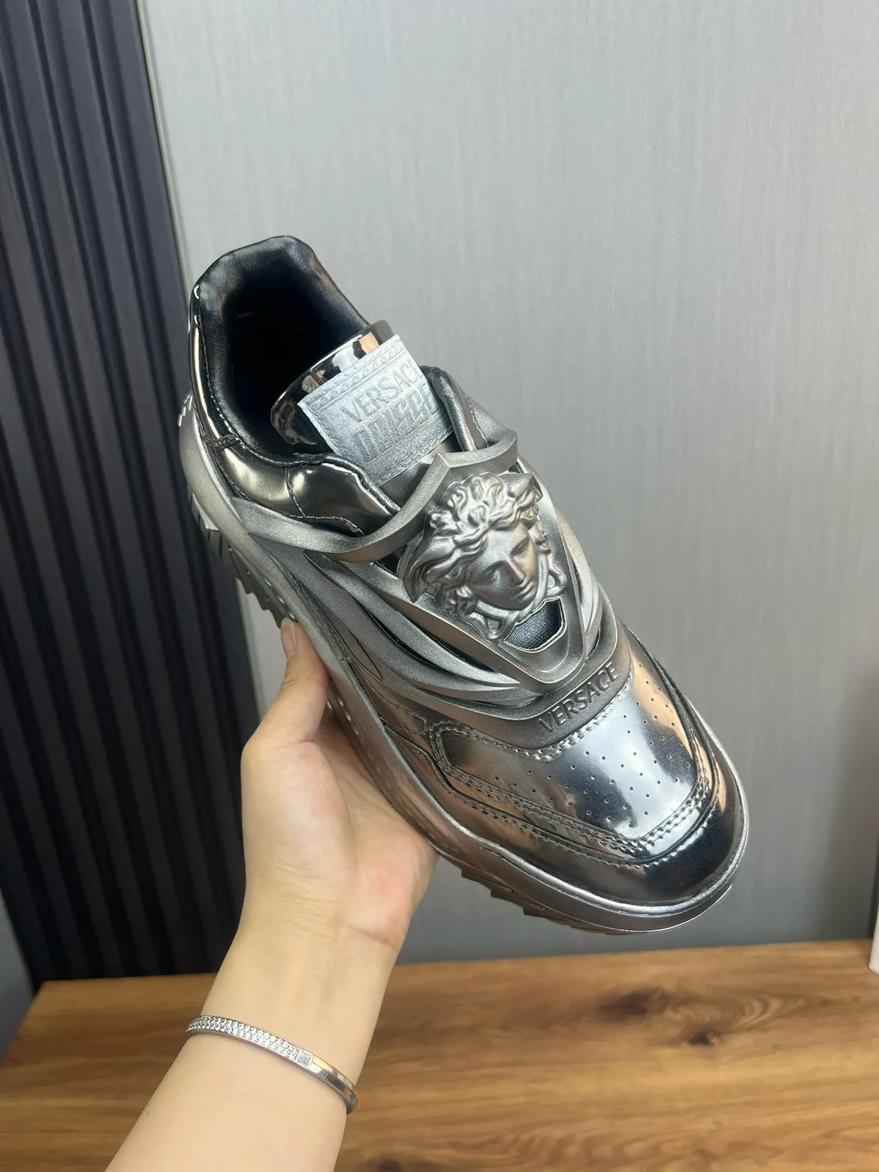 Versace Chain Reaction 金属银色厚底运动鞋 7