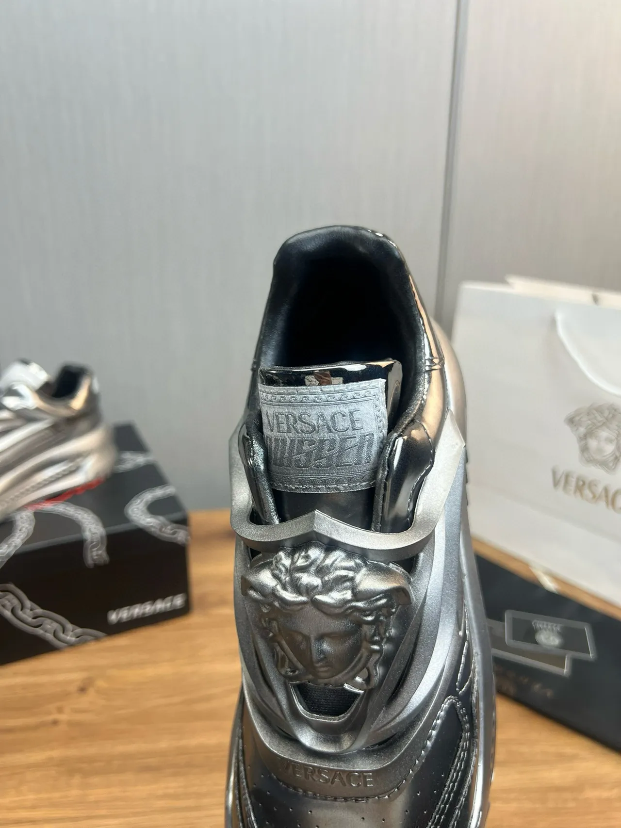 Versace Chain Reaction 金属银色厚底运动鞋 8