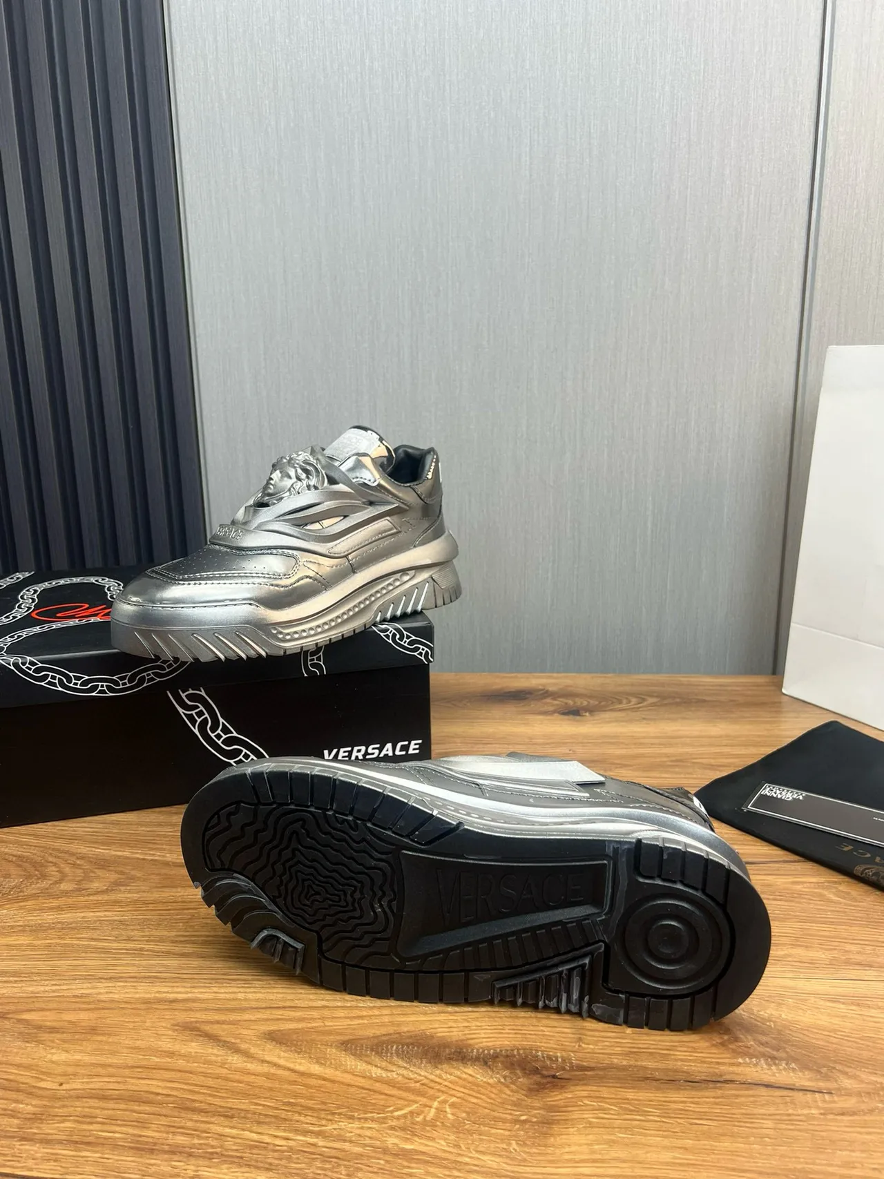 Versace Chain Reaction 金属银色厚底运动鞋 9