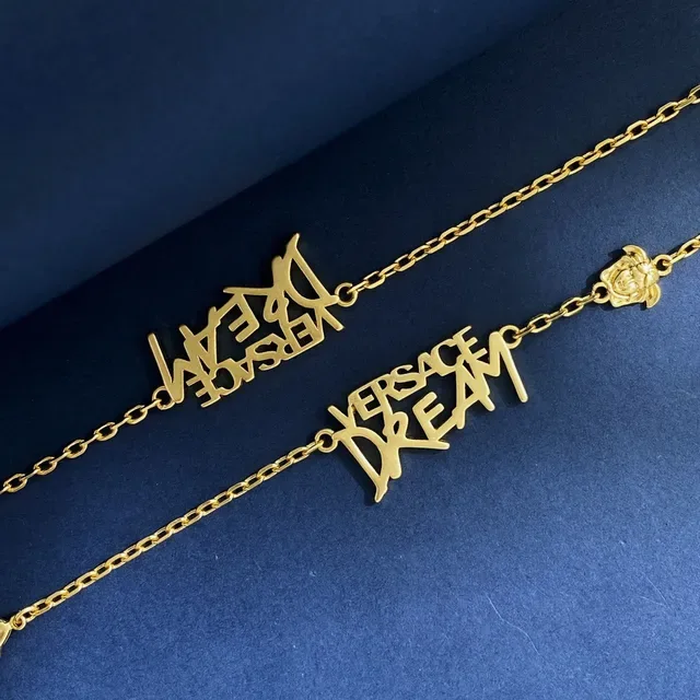 Versace Dream Script और Medusa Head गोल्ड टोन चेन नेकलेस 2