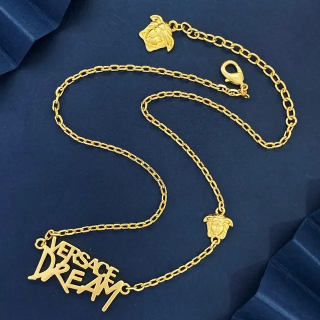 Versace Dream Script और Medusa Head गोल्ड टोन चेन नेकलेस 4