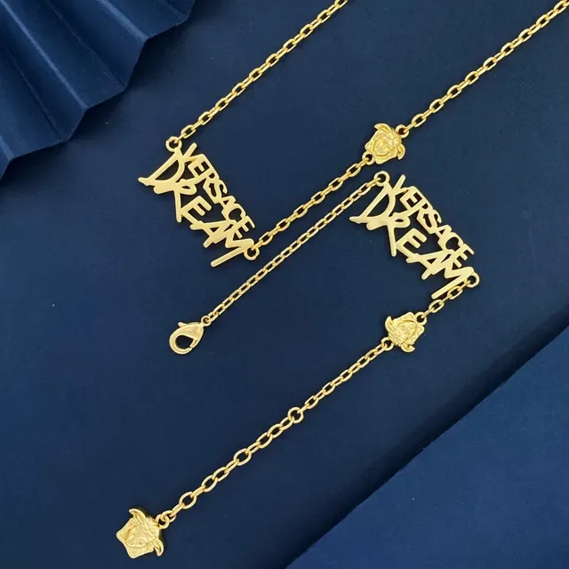 Versace Dream Script और Medusa Head गोल्ड टोन चेन नेकलेस 6