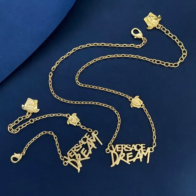Versace Dream Script और Medusa Head गोल्ड टोन चेन नेकलेस 7