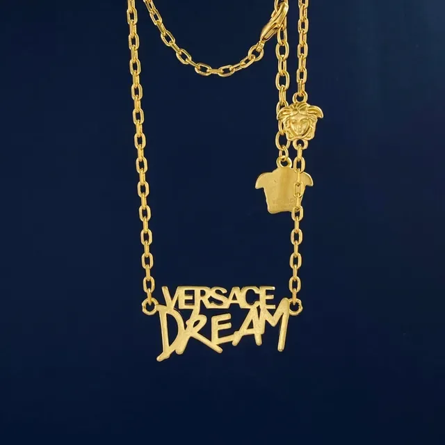 Versace Dream Script और Medusa Head गोल्ड टोन चेन नेकलेस 9