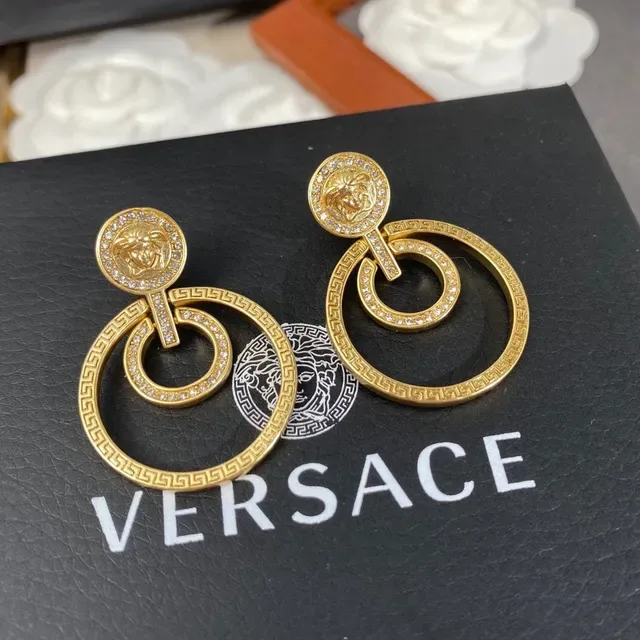 Versace Brincos Ouro Transparente Cabeça de Medusa Medalha Borda Chave Grega 3