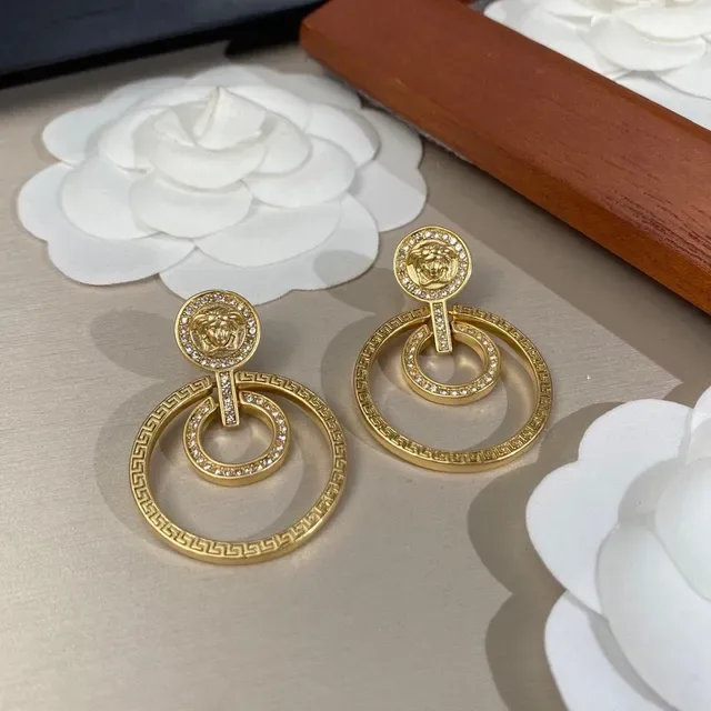 Versace Brincos Ouro Transparente Cabeça de Medusa Medalha Borda Chave Grega 4