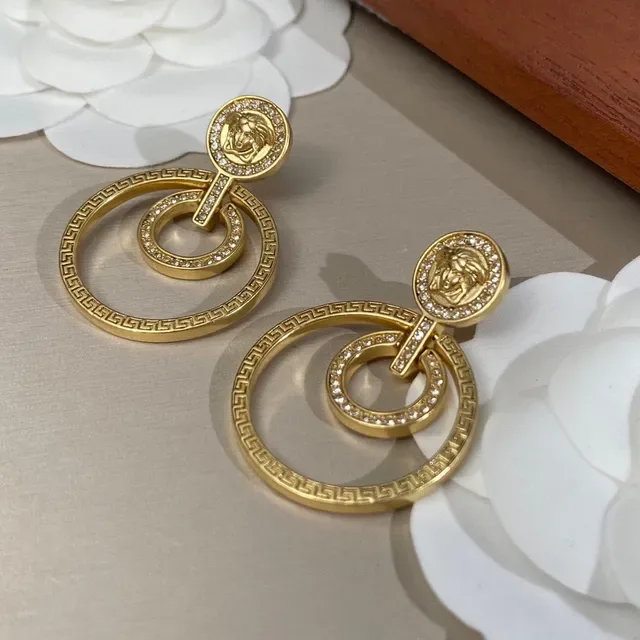 Versace Brincos Ouro Transparente Cabeça de Medusa Medalha Borda Chave Grega 5
