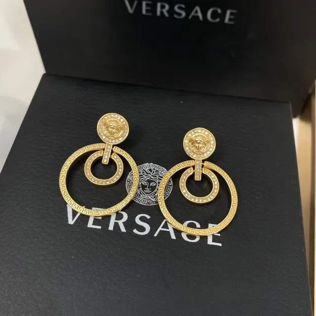 Versace Brincos Ouro Transparente Cabeça de Medusa Medalha Borda Chave Grega 7