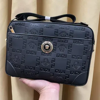 Versace Greca Odissea काला उभरा हुआ संदेश बैग