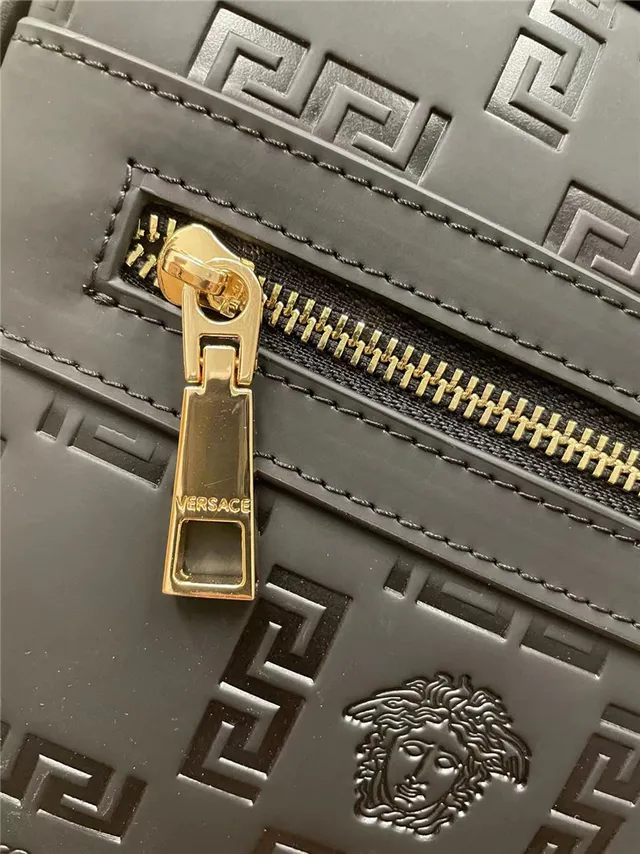 Versace Greca Odissea حقيبة الرسول السوداء المنقوشة 3