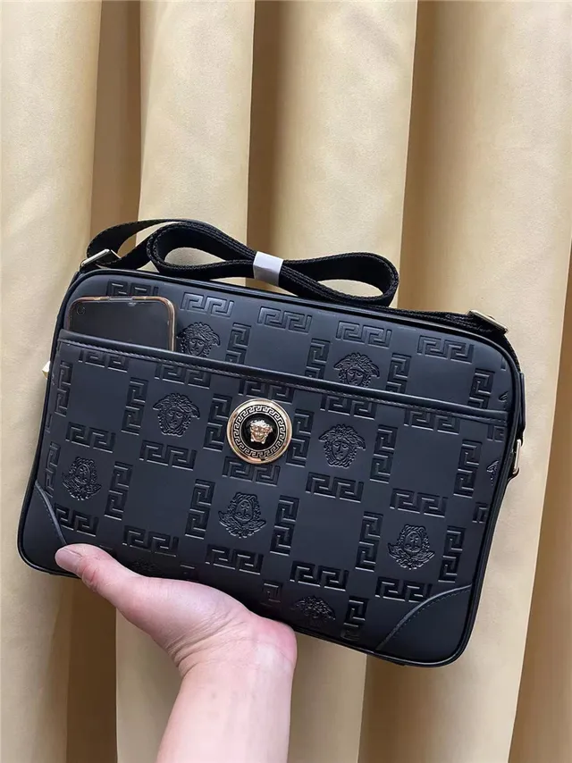 Versace Greca Odissea حقيبة الرسول السوداء المنقوشة 4