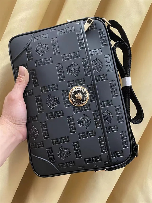 Versace Greca Odissea حقيبة الرسول السوداء المنقوشة 5
